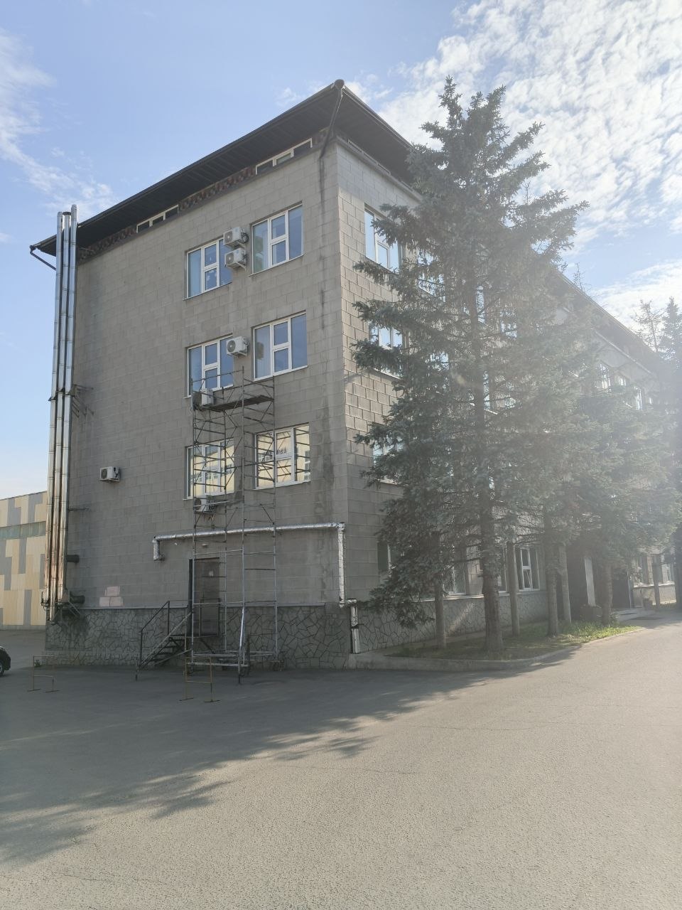 Здание офиса — с правой стороны